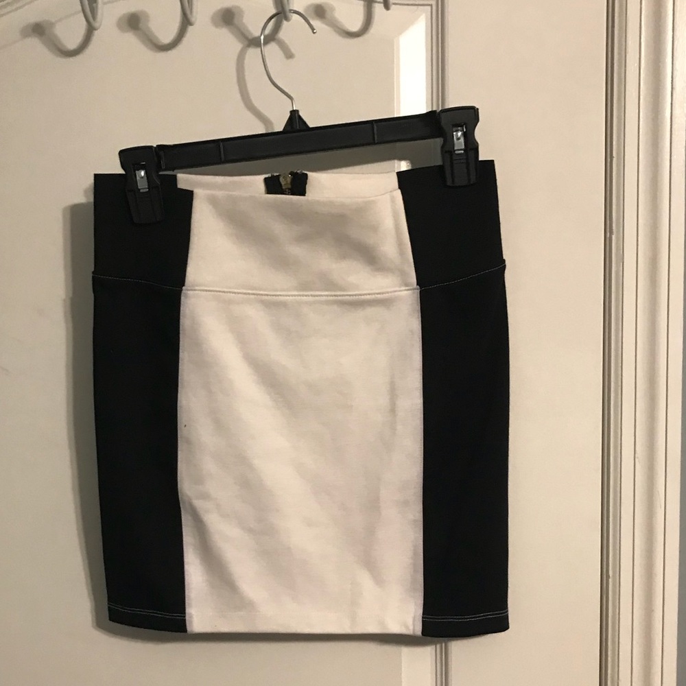 🌟 HP ✨Black & white mini skirt